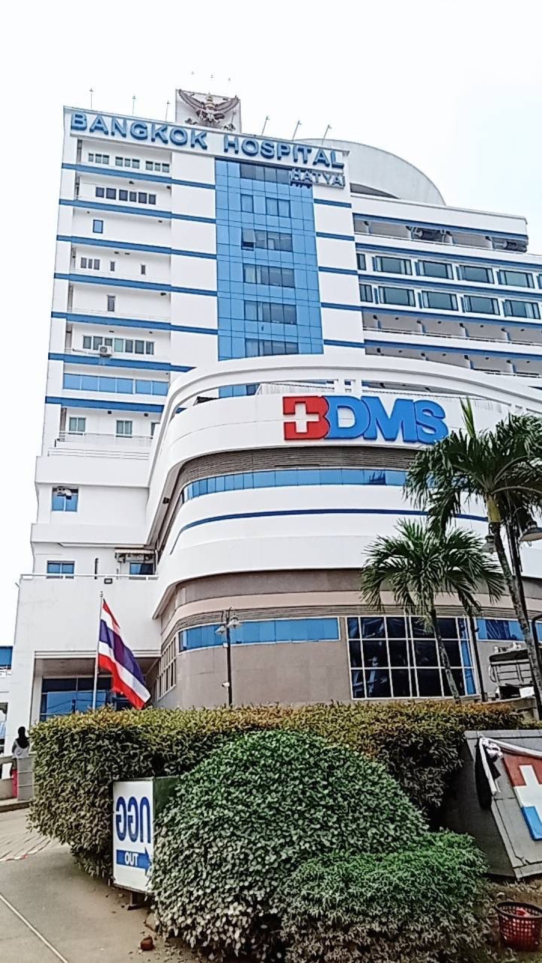 ทีมงานนำแสงปฏิบัติงานเครื่องกำเนิดไฟฟ้าที่โรงพยาบาลกรุงเทพ หาดใหญ่